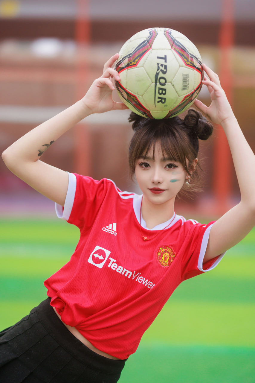 英超球星Leisu最新动态：赛场内外精彩瞬间